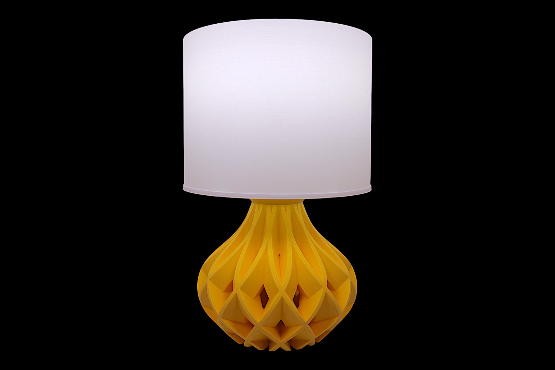 Table lamp – white cylindrical lampshade with sculptural yellow faceted base, labeled “Smooth Shade”
