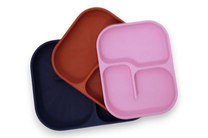 Divided plates – 3-pack set in pink, terracotta, and dark blue silicone, stacked with rounded corners and raised edges